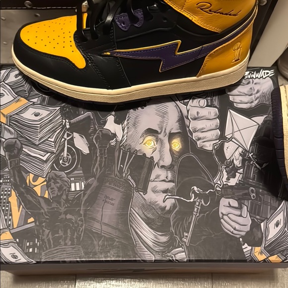 Men's 8.5 Omi reloaded Kobe championship sneakers/ laker color way - Picture 7 of 7